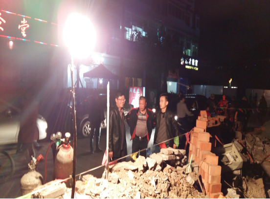 徹夜奮戰(zhàn) 遷改管線 支持城市建設