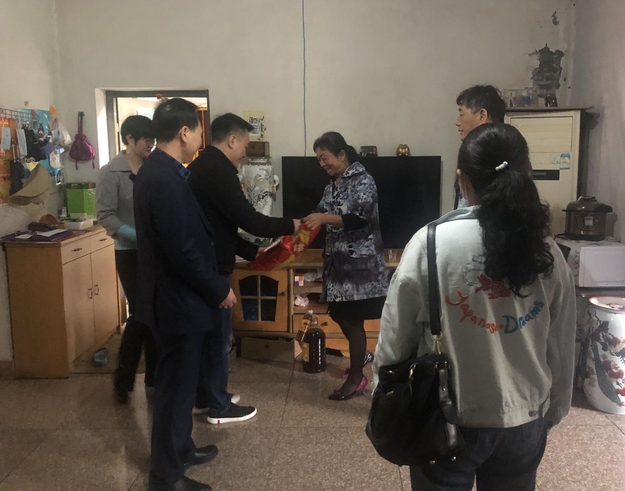 走訪慰問困難戶，真情關(guān)愛暖人心