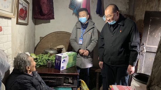 集團公司慰問“雙包雙?！鄙鐓^(qū)困難群眾
