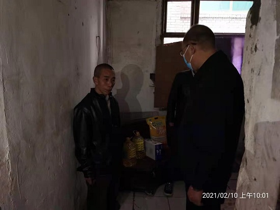 集團公司慰問“雙包雙?！鄙鐓^(qū)困難群眾