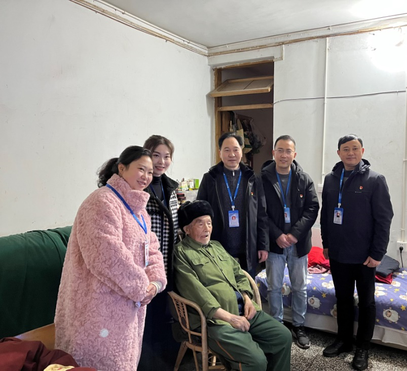 節(jié)前慰問送溫暖，情系下渡口社區(qū)困難群眾